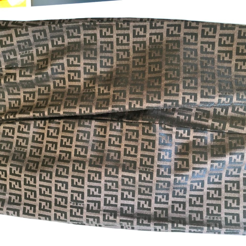 FENDI Logo Paints (Women) - Picture 3 of 16